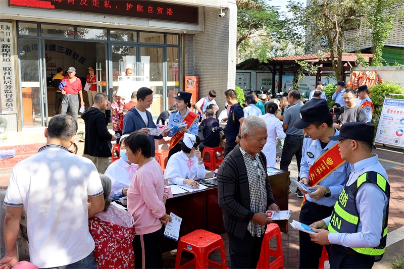 省公安厅反走私和海岸管理总队第一支队民辅警向群众见缝插针开展反走私普法宣传。代龙超摄 省公安厅反走私和海岸管理总队第一支队民辅警向群众见缝插针开展反走私普法宣传。代龙超摄