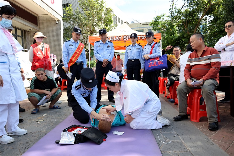 省老年病医院医护人员向民辅警和群众开展心肺复苏术、自动除颤仪使用等急救培训。代龙超摄 省老年病医院医护人员向民辅警和群众开展心肺复苏术、自动除颤仪使用等急救培训。代龙超摄