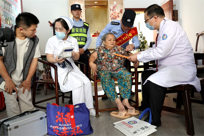 海岸警察和医护人员走进腿脚不便群众家中,开展送医上门和普法上门活动。代龙超摄 海岸警察和医护人员走进腿脚不便群众家中,开展送医上门和普法上门活动。代龙超摄