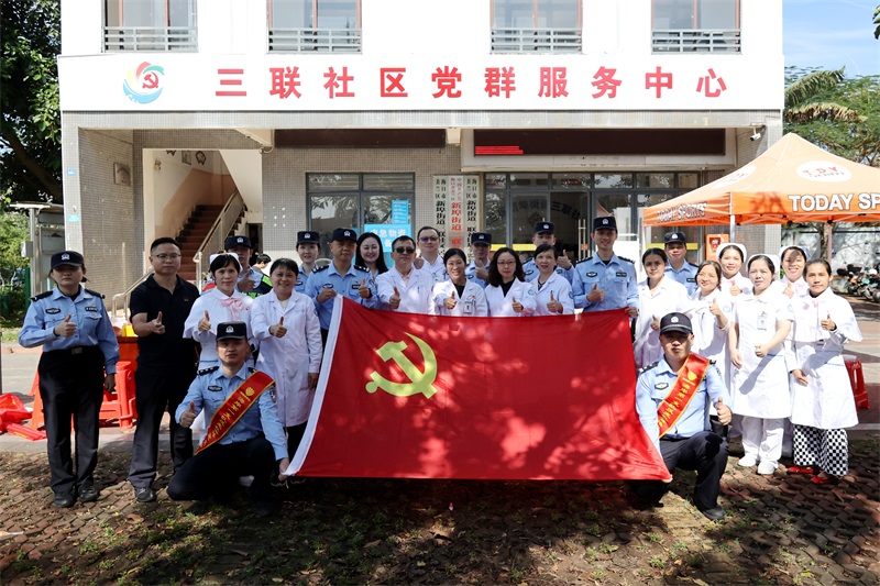 海南海岸警察联合省老年病医院开展健康义诊暨反走私普法宣传党建共建活动。代龙超摄 海南海岸警察联合省老年病医院开展健康义诊暨反走私普法宣传党建共建活动。代龙超摄